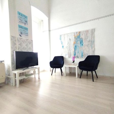 Free Parking Garage! Downtown Apartment Close To New York Cafe بودابست المظهر الخارجي الصورة
