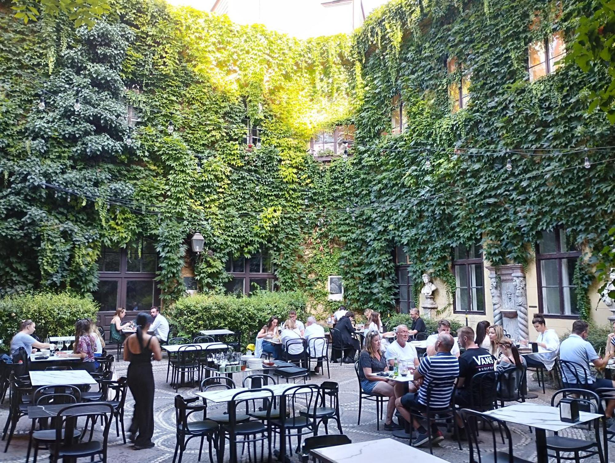 Free Parking Garage! Downtown Apartment Close To New York Cafe بودابست المظهر الخارجي الصورة