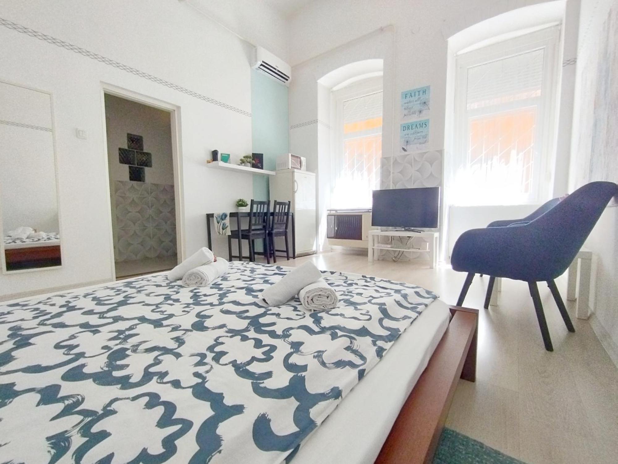 Free Parking Garage! Downtown Apartment Close To New York Cafe بودابست المظهر الخارجي الصورة